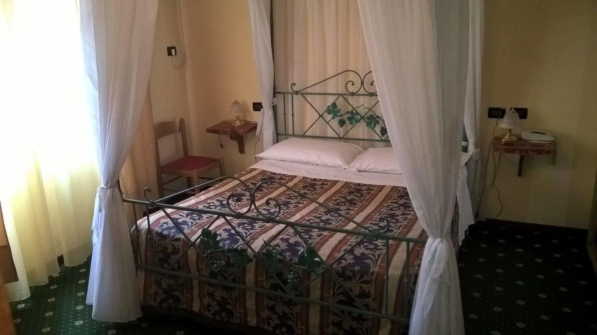 Hotel Parigi كاستيل سان بييترو تي المظهر الخارجي الصورة